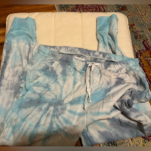 Sweater and joggers size large - Picture 2 of 2